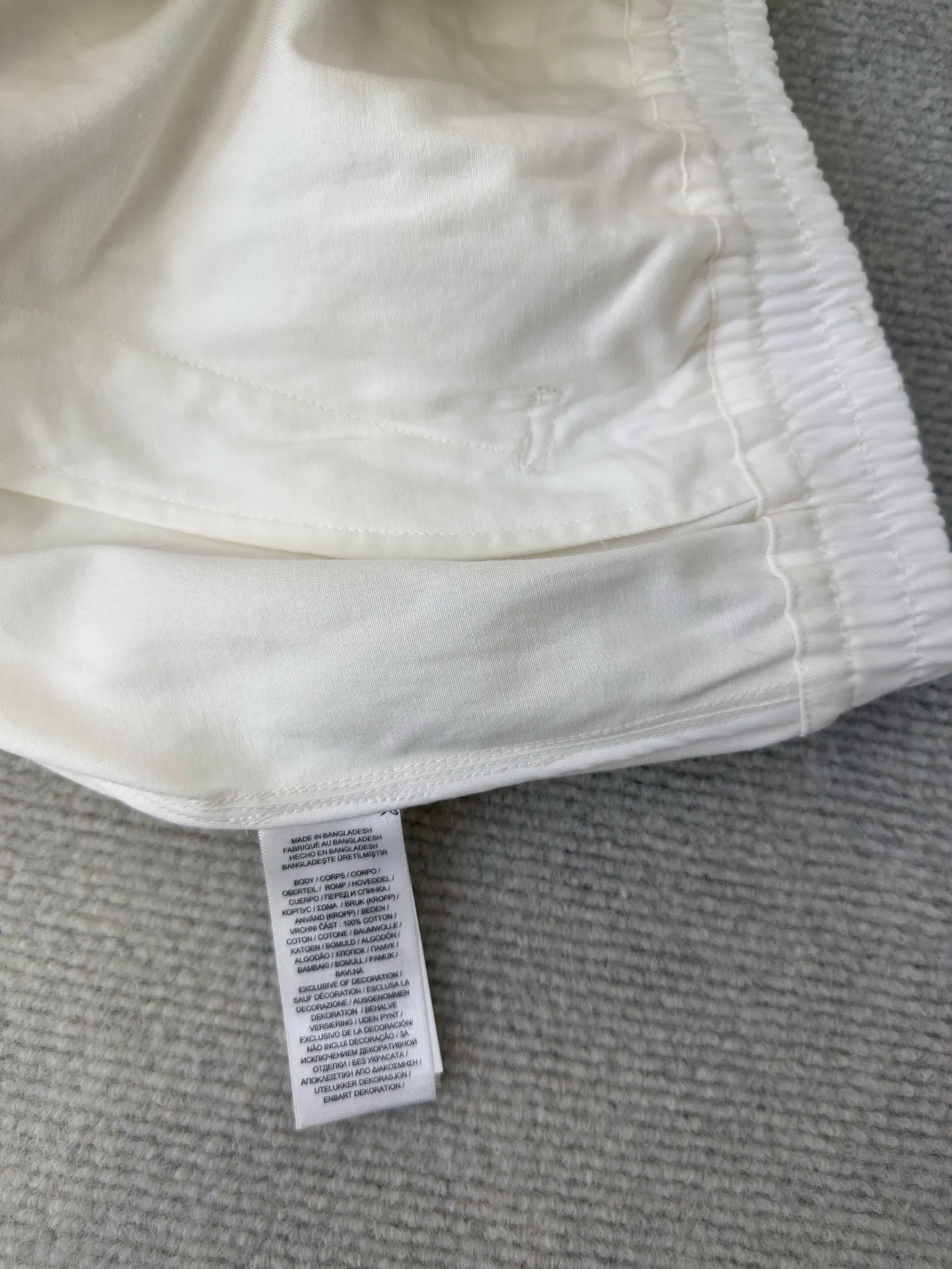 P490 Ralph Lauren embroidered zipper jacket. Customized cloud-velvet white twill cotton. Soft and silky. Comfortable against the skin. Dressed in pure white. Exuding innate elegance. Exquisite indigo pony logo embellished with it. Fully recognizable. Bringing a breath of freedom and vitality. Pure and smart color symphony. Reconstructing classics with neat silhouettes. Defining modern relaxation with versatile genes. Using imported machine embroidery technology. Using advanced computer control systems and precision mechanical components. Realize the iconic pony embroidery operation with high precision and smooth and delicate lines. Template machine bag opening. Preset templates guide the position, shape and size of the bag opening. Accuracy ensures the quality of the bag opening effect. The hem is made in one go using a three-needle waist-drawing machine. The elastic band and fabric are sewn together in the same process using the machine's special needle position and feeding mechanism. The three-needle design is stronger and can evenly distribute pressure to ensure that the elastic band and the fabric are tightly fitted. The fabrics have been washed. Better feel and texture, not easy to deform, not easy to shrink, not easy to fade, maintain long-term beauty, size: S M L XL